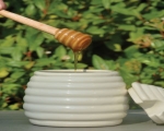 ظرف عسل خوری سرامیکی درب دار با قاشق چوبی